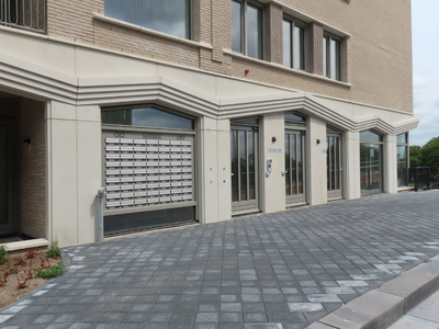 915041 Gezicht op de ingangspartij van het nieuwe appartementengebouw 'Almanak' (Statendaalder 12-136) in de ...